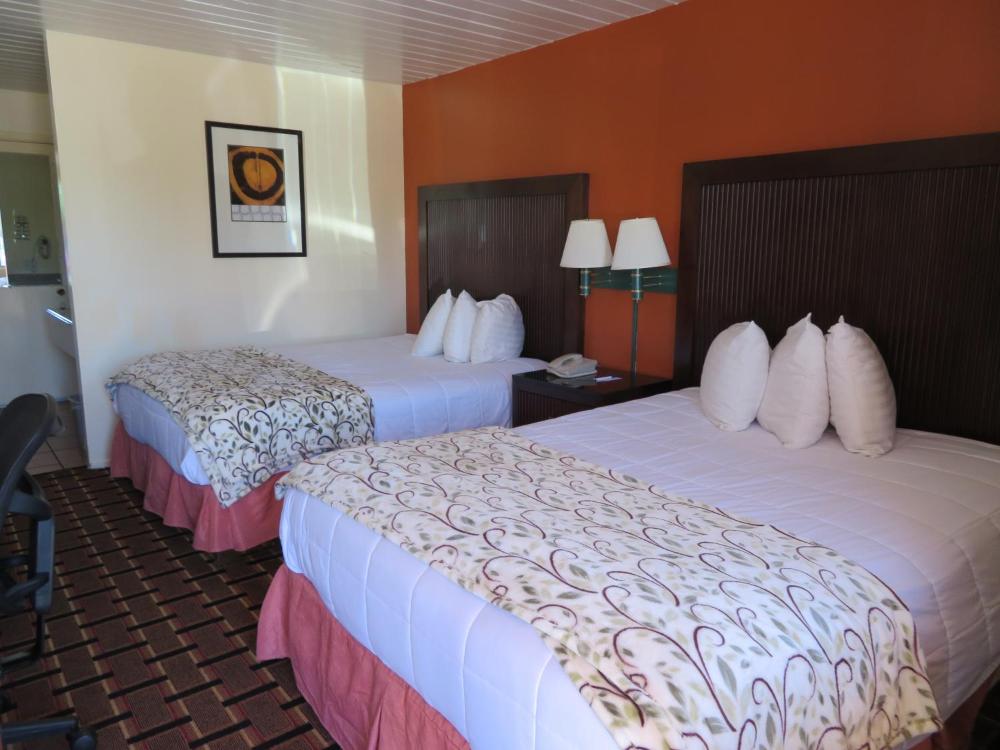 Queen Room with Two Queen Beds - Non-Smoking interior